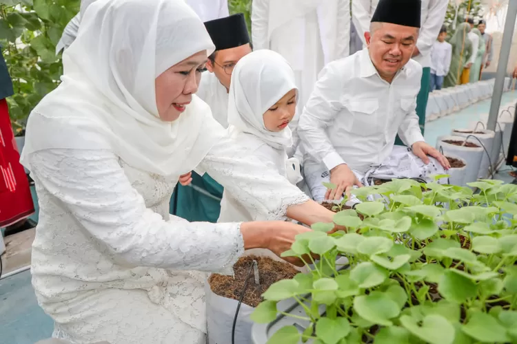 Gubernur Jatim Khofifah bersama cucu. (Pemprov Jatim)