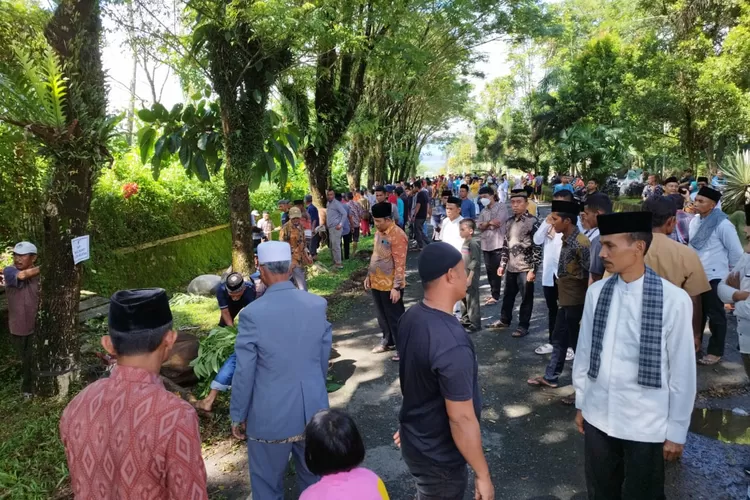 Pemkab Solok Selatan Sembelih Puluhan Hewan Kurban di Depan Kantor Bupati