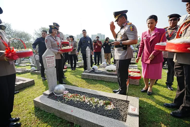 Kapolri Jenderal Listyo Sigit Prabowo beserta Pejabat Utama (PJU) Mabes Polri berziarah serta tabur bunga ke Taman Makam Pahlawan (TMP) Kalibata, Jakarta Selatan. (Humas Polri )