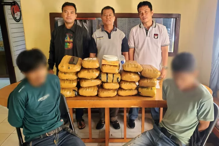 Dua pemuda berhasil diamankan Polresta Bukittinggi beserta barang bukti 19 kilogram ganja