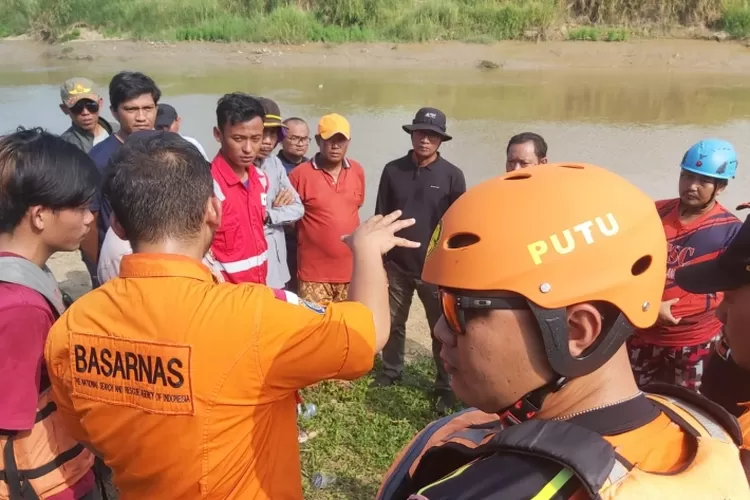 Tim SAR mencari korban tenggelam di Sungai Citarum, Kecamatan Pebayuran, Kabupaten Bekasi, Jawa Barat, Kamis (29/6/2023). (PMJNews)
