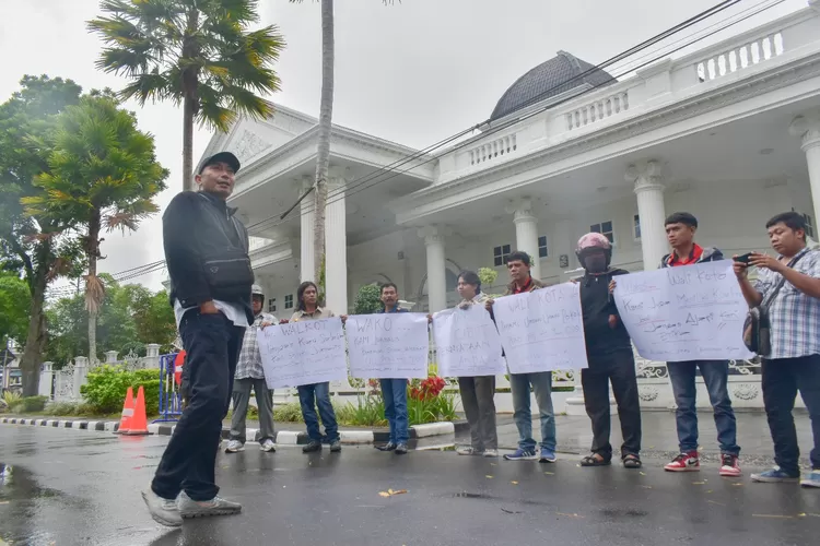 Puluhan wartawan dari Kota Bukittinggi dan Kabupaten Agam menggelar aksi solidaritas di depan Rumah Dinas Wali Kota Bukittinggi