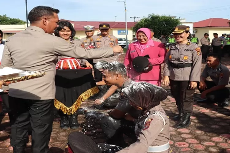 AKBP Jose DC Fernandez menyiram personil dan ASN Polres Batubara mendapat kenaikan pangkat  (Realitasonline/H.Guntur Sinaga)