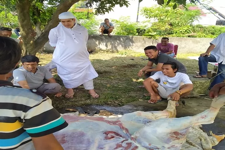 Ketua Umum PB Pervi Pervi Ahmad Khaliq Umar / Alex beserta sejumlah unsur pengurus sedang mengawasi pembersihan hewan kurban (Realitasonline.id/mis)