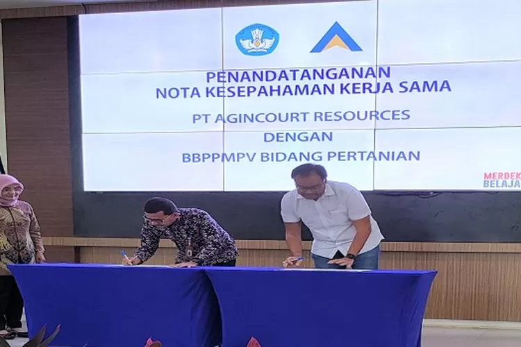 Direktur/Chief Financial Officer PTAR Noviandri (kanan) bersama Kepala BBPPMPV Pertanian Dr. Yusuf  melakukan penandatanganan MoU (Realitasonline.id/Riswandy)