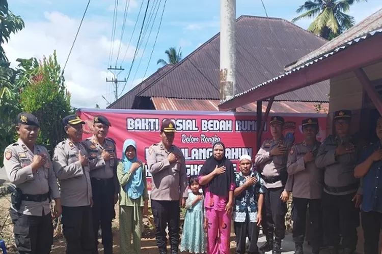 Kapolres Padangsidimpuan AKBP Dwi Prasetyo Wibowo, didampingi Ketua Bhayangkari&nbsp; Ny Ajeng Dwi Prasetyo Wibowo menyerahkan kunci hasil bedah rumah kepada pemilik rumah Suwandi Siregar di&nbsp;Desa Baruas ( Realitasonline.id/Riswandy)