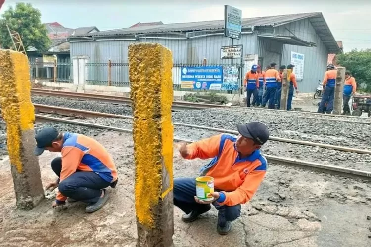 TUTUP : Petugas dari KAI saat menutup perlintasan sebidang Jalan Rawa Indah, Kelurahan Bojong Pondok Terong, Kecamatan Cipayung, Jumat (16/6). (RADAR DEPOK)