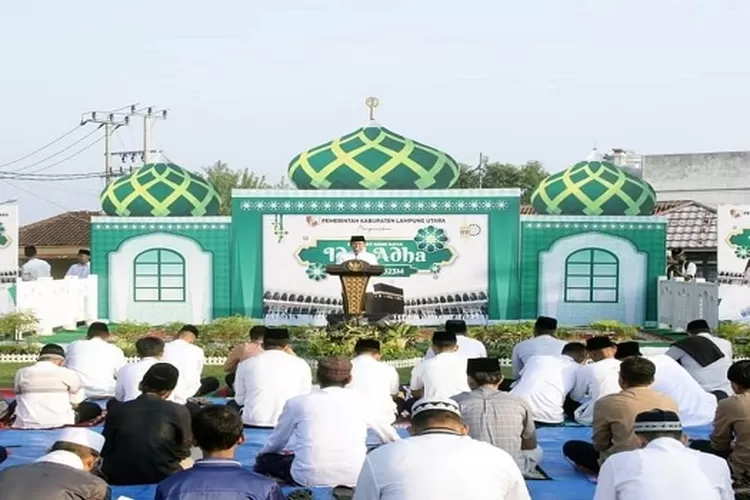Bupati saat mengikuti sholat idul adha bersama forkopimda dan warga masyarakat muslim (Realitasonline.id/MP)