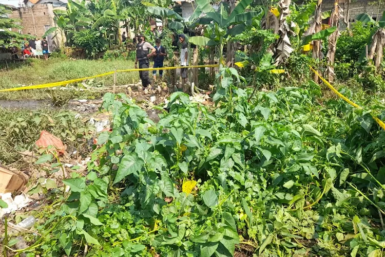 Penemuan seorang mayat perempuan tanpa identitas di sebuah lahan kosong yang dijadikan tempat pembuangan sampah oleh warga setempat di RT3/12 Kelurahan Pabuaran, Kecamatan Bojonggede pada Jumat (30/6). (Polsek Bojonggede For Radar Depok)