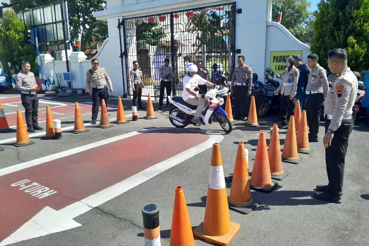 Rintangan U-Turn dalam tes bikin SIM C di Semarang. Ilustraei aturan baru pembuatan SIM diberlakukan Juli 2023. (Ayosemarang.com/ Audrian Firhannusa)