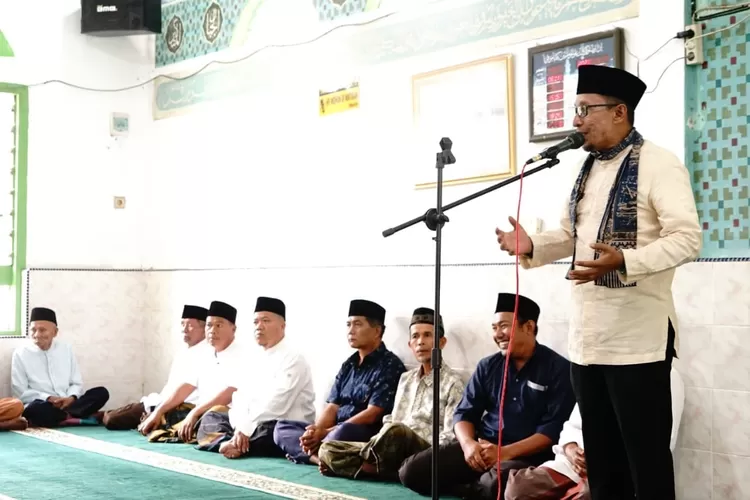 Masyarakat dan jamaah Masjid Shofiya Nagari Cubadak Kecamatan Lima Kaum Kabupaten Tanah Datar melakukan doa bersama untuk Bupati Tanah Datar Eka Putra.