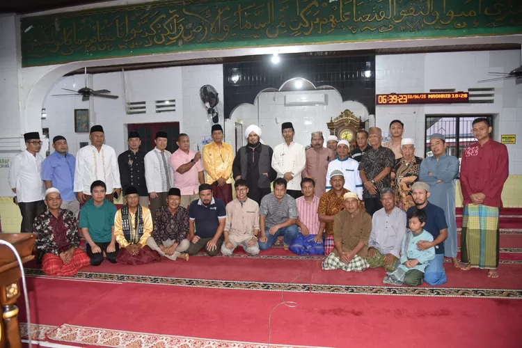 Genius Umar dan Ustadz Derri Sulaiman Salat Subuh Berjamaah di Masjid Raya Pauh Kota Pariaman (Kominfo Kota Pariaman)