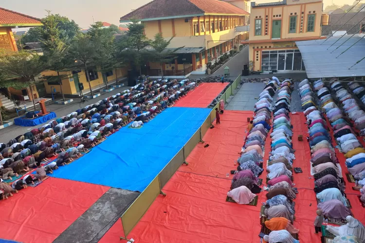 Pondok Pesantren Al Fattah Sidoarjo melakukan sholat Idul Adha (Anas)