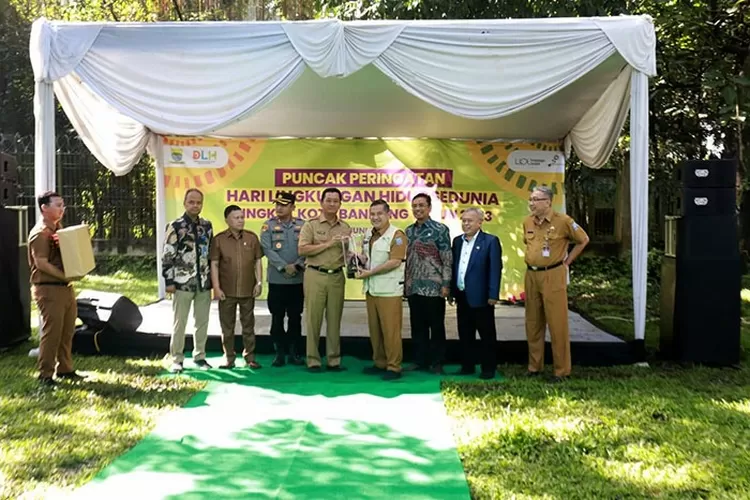 Sekretariat DPRD Kota Bandung meraih penghargaan Juara Pertama pengaplikasian lingkungan hidup tingkat Kota Bandung kategori perangkat daerah mandiri Tahun 2022, kemarin ini. Dani/Humpro DPRD Kota Bandung.