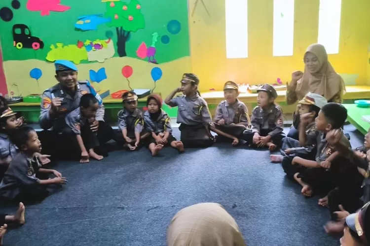 Bripka Heri Prasetyo Personil Polda Sumbar Dirikan Sekolah TK Gratis Dari Uang Tunjuangan Kinerja Bulanan (ist)