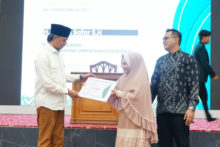 Wali Kota Bukittinggi, H. Erman Safar, SH, terima penghargaan inovatif Leader bidang UMKM dan Pariwisata dari Universitas Mohammad Natsir Bukittinggi