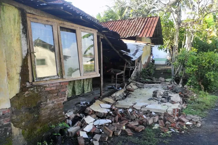Rumah warga Kecamatan Grabag Purworejo rusak akibat gempa bumi. (Foto: Dok. BPBD Purworejo)