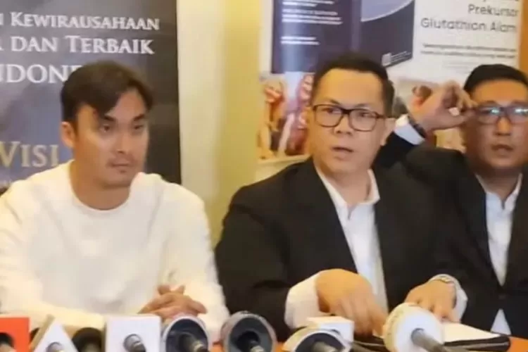Rendy Kjarnett buka suara di hadapan publik didampingi pengacaranya (YouTube Seleb Oncam News)