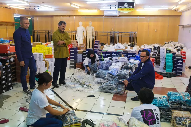 Bima Arya didampingi Direktur utama (Dirut) Perumda Pasar Pakuan Jaya, Muzakkir meninjau langsung ke dalam bangunan Plaza Bogor (Ist)