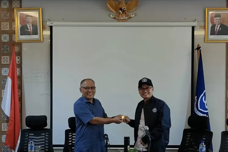 Staf Ahli Menteri Sekretaris Negara RI Prof. Dr. Dadan Wildan, M. Hum (kanan kemeja biru) dan Staf Ahli Mendikbudristek Tatang Muttaqin, S. Sos., M. Ed., Ph. D. - Foto: Humas Prima Cendekia Islami 