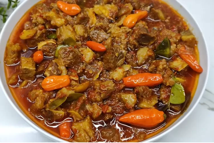 Masih Punya Stok Daging Kurban? Olah Jadi Oseng Mercon Pakai Resep yang Viral di Tiktok. (YouTube CR Cook)