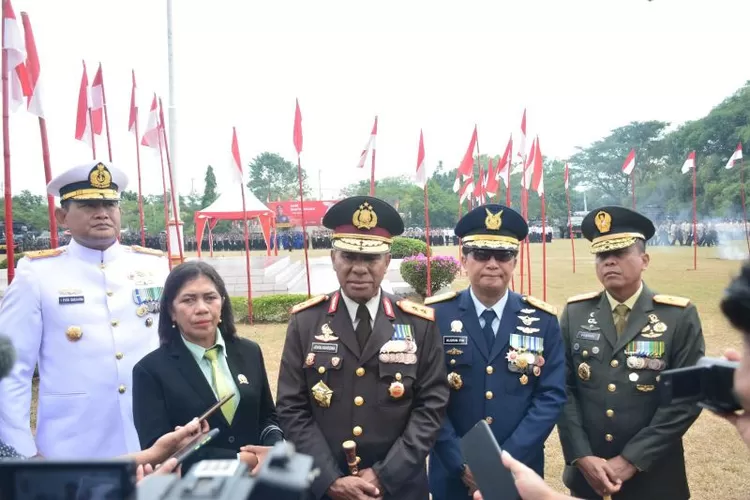 Kapolda NTT Irjen Pol Johanis Asadoma didampingi oleh sejumlah Forkompimda saat diwawancarai wartawan di Kupang, Sabtu (1/7/2023).  (ANTARA/Ho-Humas Polda NTT)