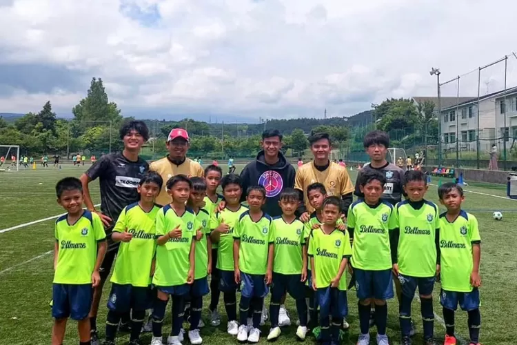 Anggota DPR RI memberikan fasilitas pesebakbola muda ASIOP FC untuk bertemu dengan Pratama Arhan di Jepang.