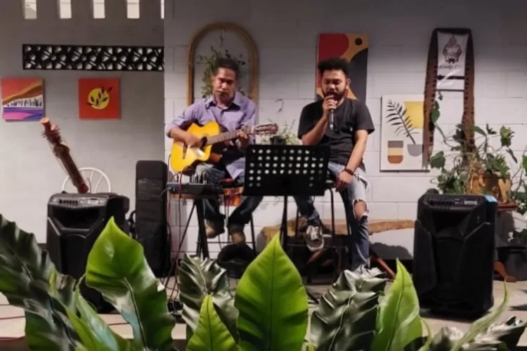 Penampilan musisi ANBI NTT di sebuah kafe di  Bogor, Jumat malam (30/6/2023).
