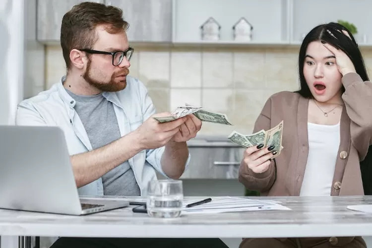 Ilustrasi pinjam uang (Pexels/mikhail nilov)