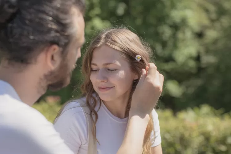 Ilustrasi sikap baik cewek (Pexels/yuroslav shuraev)