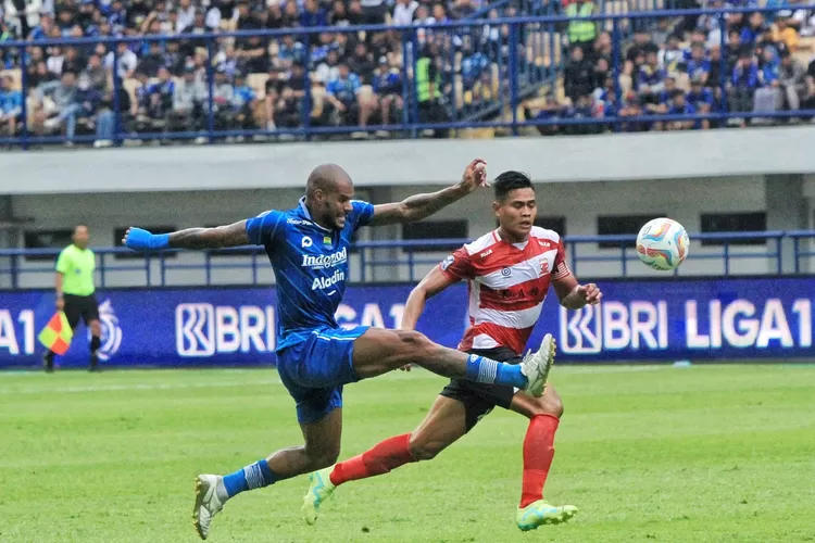 Pemain Persib Bandung berjibaku dengan pemain Madura United. (TAOFIK ACHMAD HIDAYAT/ RADAR BANDUNG )