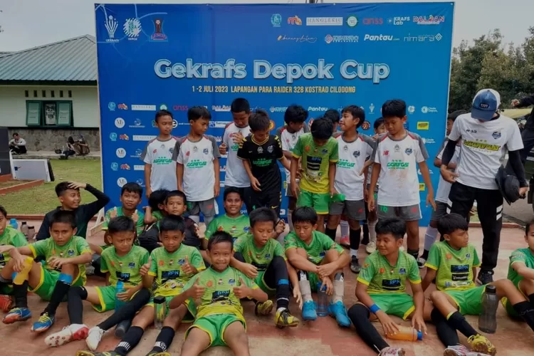 PERTANDINGAN :Salah satu tim sepakbola yang mengikuti pertandingan Gekrafs Depok Cup, di Lapangan Para Raider 328 Kostrad, Cilodong, Kota Depok, Minggu (1/7) 2023. (GEKRAFS DEPOK For RADAR DEPOK)