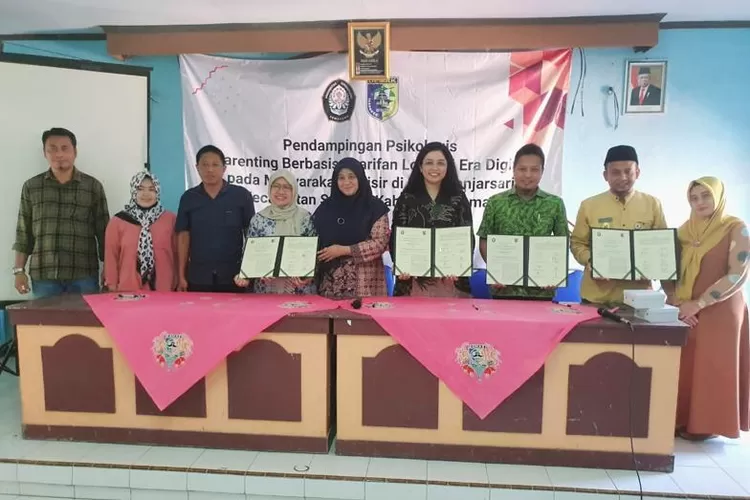 Dekan Fakultas Psikologi UNDIP, Prof Dian Ratna Sawitri, Ph.D melakukan penandatanganan kerja sama dengan Kepala Desa Banjarsari Kecamatan Sayung, Haryanto, S.H., M.H., dan Kepala Desa Tambakbulusan Kecamatan Karangtengah Kabupaten Demak, Ahmad Chabibulloh, S.Psi. (dok)