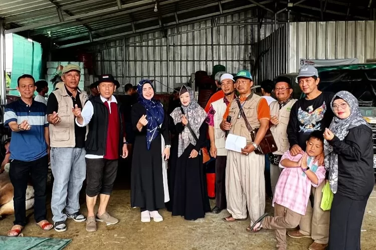 Pemantauan pemotongan hewan kurban di RT1/6 Kelurahan Cimpaeun Kecamatan Tapos oleh aparatur Kecamatan Tapos