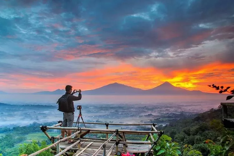 Punthuk Sukmojoyo, yang berlokasi di Desa Giri Tengah, Kabupaten Magelang. Punthuk Sukmojoyo merupakan satu dari beberapa Punthuk yang dimiliki oleh Kabupaten Magelang.*