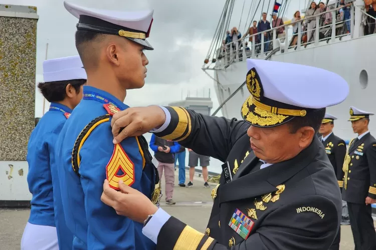 Wow pertama kali dalam sejarah TNI AL kenaikan pangkat Taruna Akademi Angkatan Laut (AAL) dilakukan di luar negeri.  (Dispenal)