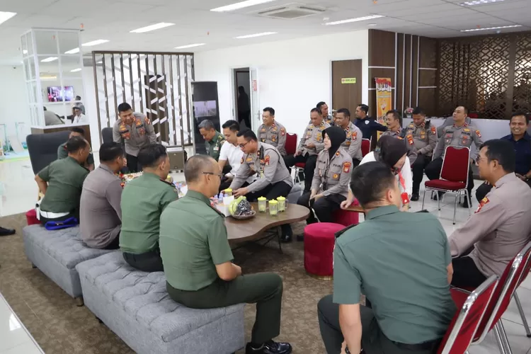 Dalam rangka peringatan HUT Bhayangkara  ke-77, Polresta Bandara Soekarno Hatta menerima 3 kunjungan lembaga TNI. (Istimewa )