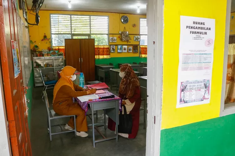 ILUSTRASI: Sejumlah siswa bersama orang tua saat mendafta di sekolah, 415 calon peserta didik melakukan Pendaftaran Peserta Didik Baru (PPDB) tahap II.  (Foto: Hendi/Radar Bogor)
