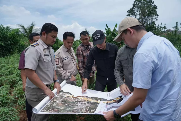 Wakil Wali Kota Bogor, Dedie A. Rachim bersama PT MSJ, Kementerian PUPR, meninjau jalan tapak yang akan menjadi titik pembangunan Kampung Atlet di Kampung Munjul, Kelurahan Kayumanis, Kecamatan Tanah Sareal, Kota Bogor, Selasa (28/3/2023).