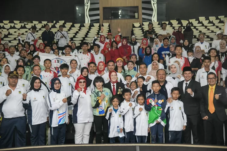 Bupati Purwakarta Anne Ratna Mustika melepas atlet festival olahraga rekreasi. (Diskominfo Purwakarta)