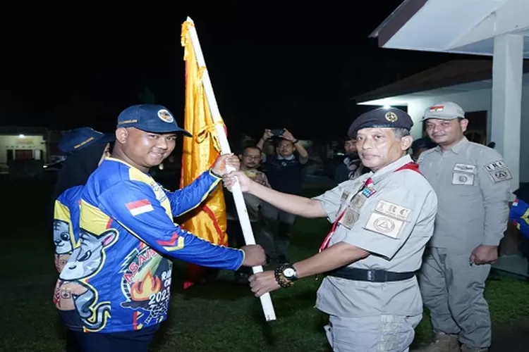 Asisten Pemerintahan Buwono saat menyerahkan bendera pataka pada kontingen gerakan Pramuka  (Realitasonline.id/HS)