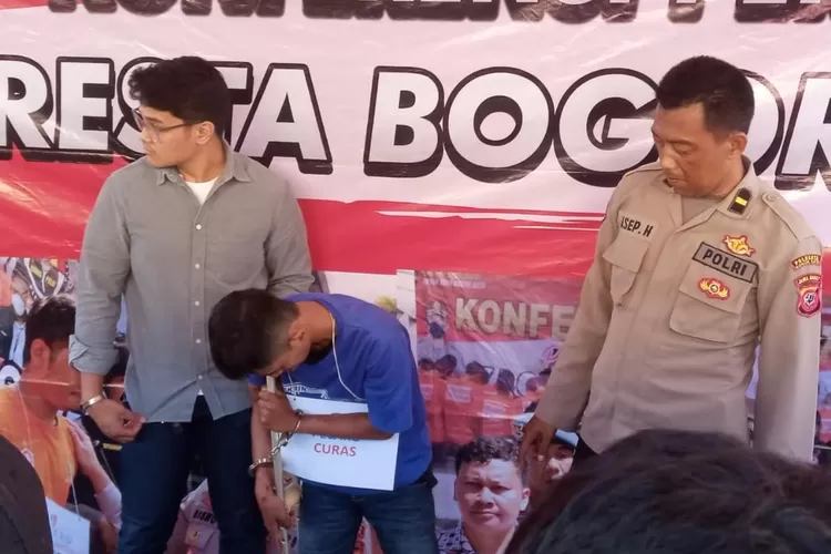 Maling motor bawa senjata api di Bogor ditangkap personel Polresta Bogor Kota, Senin, 3 Juli 2023. (Ayobogor.com/Riky Iskandar)