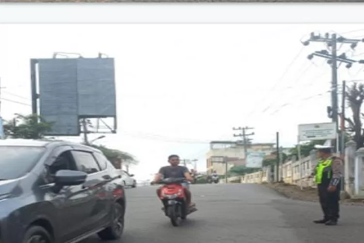 Personil Sat Lantas Polres Padangsidimpuan melakukan penjagaan di persimpangan jalan dalam rangka melakukan strong point lalu lintas , tapi masi ada pngendara melanggar lalu lintas (Realitasonline.id/ Riswandy)