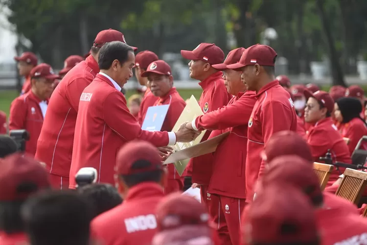 Presiden Jokowi menyerahkan bonus kepada pelatih dan atlet Para Games yang meraih medali emas, perak, dan penunggu, di mana Bank Mandiri ditunjuk pemerintah sebagai bank penyalur bonus bagi para atlet ASEAN Para Games 2023.