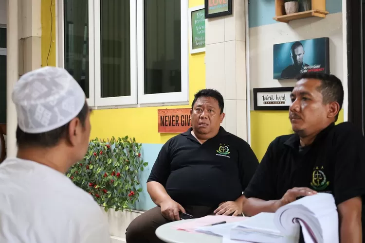 JPU Kejari Batang melakukan pemeriksaan terhadap tersangka dugaan pencabulan Pimpinan Ponpes Salafiyah Al Minhaj.  (Dok)