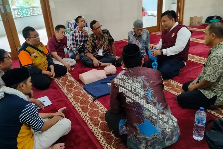Pengurus masjid yang mengikuti pelatihan Bantuan Dasar Hidup (BHD), berlangsung di Masjid Al Barokah, Kelurahan Rangkapanjaya Baru, Kecamatan Pancoranmas