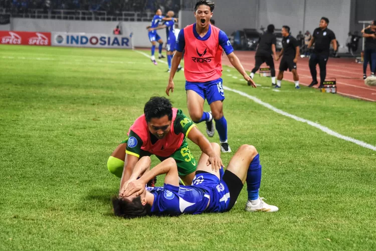 Taisei Marukawa dihampiri rekan setimnya usai berhasil membalikan keadaan setelah PSIS Semarang sempat tertinggal dari Bhayangkara Indonesia Presisi FC.  (Ayosemarang.com/ Audrian Firhannusa)