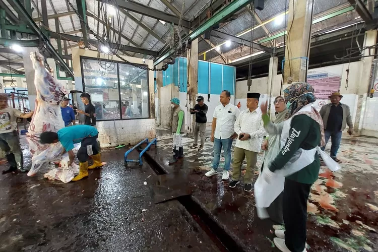 TINJAU : Sekretaris Daerah (Sekda) Kota Depok bersama Kepala Dinas Ketahanan Pangan, Perikanan dan Peternakan (DKP3) Depok meninjau Rumah Potong Hewan (RPH) di Kecamatan Tapos, Kota Depok, Kamis (29/6). (ANDIKA EKA/RADAR DEPOK)