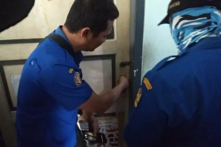 Tim rescue Damkarmat Yogya saat mengevakuasi anak yang terkunci dalam kamar rumah. (Istimewa)