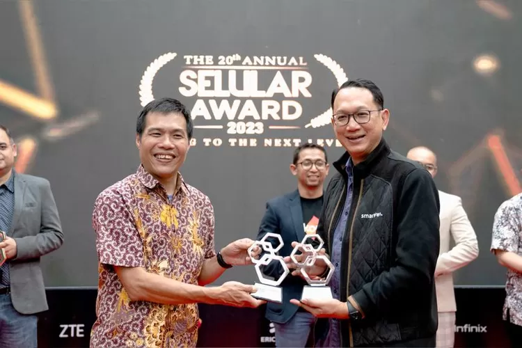 Smartfren berhasil meraih penghargaan Best Social Movement - Gerakan 100% untuk Indonesia di ajang Selular Awards 2023. (dok)